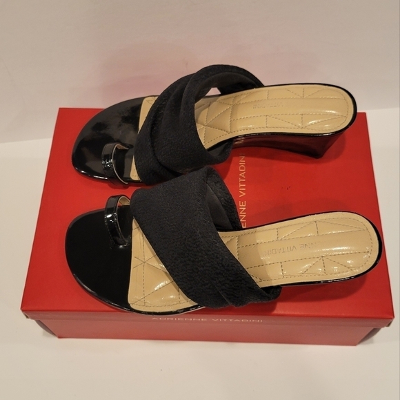 Adriane Vittadini Sandals Toe ring low wedges, Size 7 1/2 - Picture 7 of 8